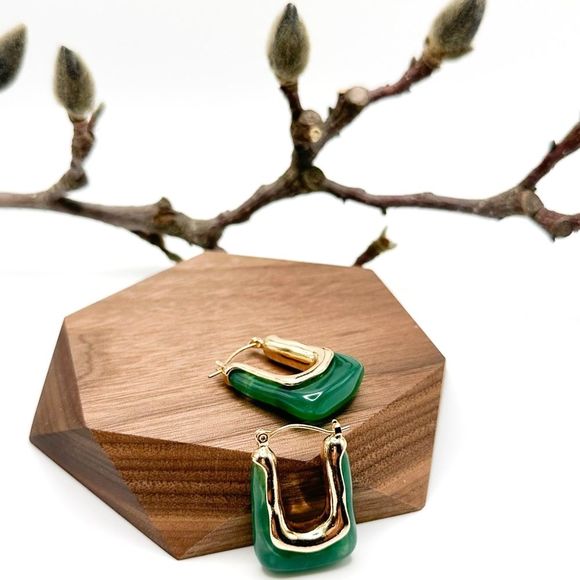 Emerald Green Crystal (Resin) Hoop Earring in Gold Tone 5-2#5 - Picture 1 of 4